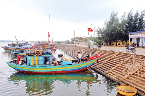 Bãi biển tuyệt đẹp của Hà Tĩnh gần khu vực đèo Ngang giáp ranh với tỉnh Quảng Bình cũng không một bóng khách du lịch. Người buôn bán cá ở bãi Cảnh Dương, xã Cảnh Dương, huyện Bố Trạch, Quảng Bình. Ngư dân, người buôn bán cá ở bãi Cảnh Dương, xã Cảnh Dương, huyện Bố Trạch, Quảng Bình vẫn hoạt động nhưng lượng giao dịch chỉ bằng con số lẻ so trước đây. Ông Nguyễn Văn Thoành ngư dân đánh lộng khu biển Kỳ Ninh - Hà Tĩnh tâm sự: "Đánh cá bây giờ buồn lắm, biển ô nhiễm người dân không dám ăn cá.” Cảng cá Cửa Sót (huyện Kỳ Anh - tỉnh Hà Tĩnh) vẫn hoạt động nhưng ghe thuyền về cảng ngày càng đìu hiu. Cả nhà chị vẫn ra khơi lưới cá nhưng có đêm đi về chỉ được một con mực bằng bàn tay nấu nồi nước chan mì tôm.