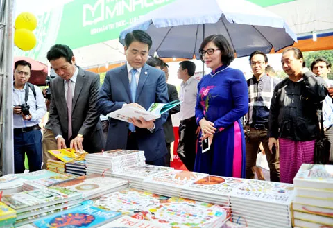 Hội sách khai mạc không vào ngày nghỉ cuối tuần nhưng vẫn thu hút rất đông độc giả Phó Chủ tịch Hội sách quốc tế Frankfurt cảm nhận sách của Việt Nam khá phong phú, các ấn phẩm trình bày rất đẹp Độc giả ủng hộ Quỹ Sách hóa nông thôn Việt Nam Sách là nguồn tiếp cận tri thức, thông tin cho mọi lứa tuổi Các đại biểu cắt băng khai mạc Hội Sách Hà Nội 2016 Thứ trưởng Bộ TT&TT Hoàng Vĩnh Bảo và Chủ tịch UBND Hà Nội Nguyễn Đức Chung thăm gian hàng sách