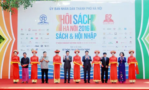 Hội sách khai mạc không vào ngày nghỉ cuối tuần nhưng vẫn thu hút rất đông độc giả Phó Chủ tịch Hội sách quốc tế Frankfurt cảm nhận sách của Việt Nam khá phong phú, các ấn phẩm trình bày rất đẹp Độc giả ủng hộ Quỹ Sách hóa nông thôn Việt Nam Sách là nguồn tiếp cận tri thức, thông tin cho mọi lứa tuổi Các đại biểu cắt băng khai mạc Hội Sách Hà Nội 2016 Thứ trưởng Bộ TT&TT Hoàng Vĩnh Bảo và Chủ tịch UBND Hà Nội Nguyễn Đức Chung thăm gian hàng sách