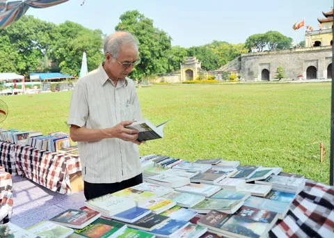 Hội sách khai mạc không vào ngày nghỉ cuối tuần nhưng vẫn thu hút rất đông độc giả Phó Chủ tịch Hội sách quốc tế Frankfurt cảm nhận sách của Việt Nam khá phong phú, các ấn phẩm trình bày rất đẹp Độc giả ủng hộ Quỹ Sách hóa nông thôn Việt Nam Sách là nguồn tiếp cận tri thức, thông tin cho mọi lứa tuổi Các đại biểu cắt băng khai mạc Hội Sách Hà Nội 2016 Thứ trưởng Bộ TT&TT Hoàng Vĩnh Bảo và Chủ tịch UBND Hà Nội Nguyễn Đức Chung thăm gian hàng sách