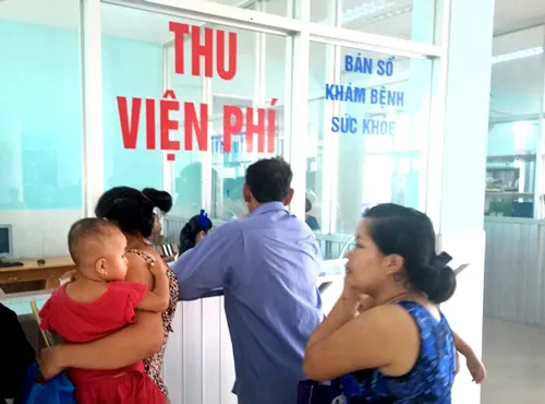 Bệnh nhân khám bảo hiểm y tế tại một bệnh viện ở TPHCM.