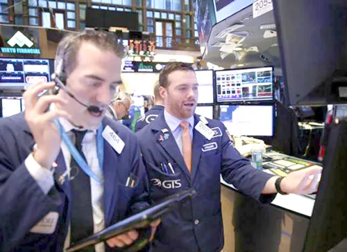 Một phiên giao dịch tại sàn chứng khoán New York (Mỹ).