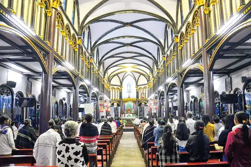 Giáo đường bên trong nhà thờ gỗ Kon Tum.