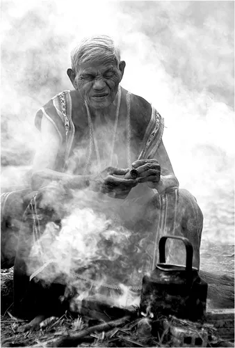 Già làng bên bếp lửa kể chuyện sử thi. Ảnh: Hoàng Quốc Tuấn