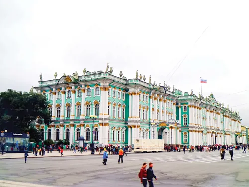 Cung điện Mùa Đông – Bảo tàng Hermitage. Trần bảo tàng được chạm khắc, vẽ tinh vi. Bức tranh chân dung tướng Kuluzov - người đánh bại Napoleon, do họa sĩ Anh. G. Dawe vẽ. Tuyệt phẩm điêu khác được lưu giữ ở bảo tàng - kích thước theo tỷ lệ người thật. Tranh của Leonardo Da Vinci thời kỳ Phục hưng. Tác phẩm của Rafael. Xác ướp và mộ cổ Ai Cập. Gian phòng trong hoàng cung và ghế ngồi của Nữ hoàng Ekaterina II. Chiếc đồng hồ Chim công.