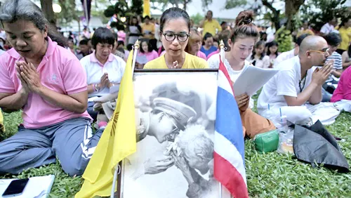 Người dân Thái Lan đau buồn khi nghe tin nhà vua băng hà.