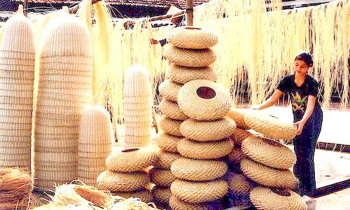 Một góc làng nghề mây tre đan Phú Túc.