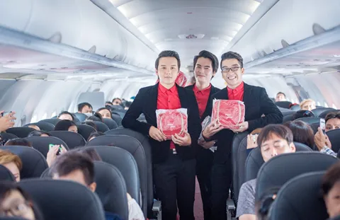 Các “soái ca” điển trai khiến phái đẹp nức lòng… bởi nhiều quà tặng hấp dẫn Các nữ hành khách rất hạnh phúc khi được nhận quà từ Vietjet. Nhóm Ayor cùng các tiếp viên xinh đẹp, thân thiện của Vietjet cũng mang đến phần tham gia rút thăm may mắn thú vị trên tàu bay