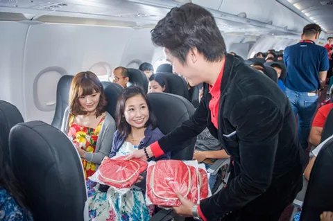 Các “soái ca” điển trai khiến phái đẹp nức lòng… bởi nhiều quà tặng hấp dẫn Các nữ hành khách rất hạnh phúc khi được nhận quà từ Vietjet. Nhóm Ayor cùng các tiếp viên xinh đẹp, thân thiện của Vietjet cũng mang đến phần tham gia rút thăm may mắn thú vị trên tàu bay