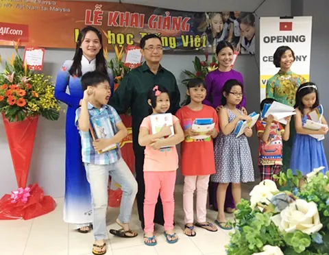 Ngài Phạm Cao Phong đánh giá cao Vietjet trong việc mang đến những dịch vụ tốt nhất và các hoạt động ý nghĩa cho hành khách và cộng đồng. Các hoạt động mừng ngày Phụ nữ Việt Nam cũng diễn ra tưng bừng tại Đài Nam (Đài Loan) như biểu diễn nghệ thuật, nhận quà tặng, scan QR code nhận vé máy bay với giá hấp dẫn: Với dịch vụ vượt trội, hạng vé đa dạng, giá vé tiết kiệm, Vietjet luôn mang đến cho hành khách trải nghiệm bay trên tàu bay mới, ghế da êm ái, thức ăn nóng ngon miệng, tiếp viên xinh đẹp, thân thiện và những dịch vụ tiện ích công thêm thú vị.