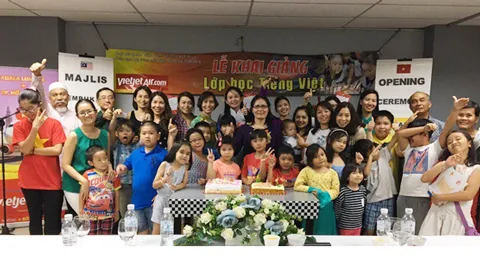 Ngài Phạm Cao Phong đánh giá cao Vietjet trong việc mang đến những dịch vụ tốt nhất và các hoạt động ý nghĩa cho hành khách và cộng đồng. Các hoạt động mừng ngày Phụ nữ Việt Nam cũng diễn ra tưng bừng tại Đài Nam (Đài Loan) như biểu diễn nghệ thuật, nhận quà tặng, scan QR code nhận vé máy bay với giá hấp dẫn: Với dịch vụ vượt trội, hạng vé đa dạng, giá vé tiết kiệm, Vietjet luôn mang đến cho hành khách trải nghiệm bay trên tàu bay mới, ghế da êm ái, thức ăn nóng ngon miệng, tiếp viên xinh đẹp, thân thiện và những dịch vụ tiện ích công thêm thú vị.