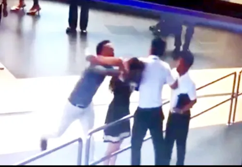 Hành khách nam dùng máy tính bảng đánh vào đầu nhân viên phục vụ mặt đất của VNA. Ảnh từ clip của sân bay Nội Bài Hành khách nam dùng máy tính bảng đánh vào đầu nhân viên phục vụ mặt đất của VNA. Ảnh từ clip của sân bay Nội Bài