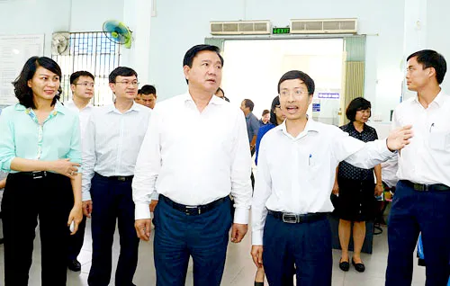 Bí thư Thành ủy TPHCM Đinh La Thăng tìm hiểu công tác phòng chống dịch do virus Zika tại Viện Pasteur, TPHCM. Bí thư Thành ủy TPHCM Đinh La Thăng tìm hiểu công tác phòng chống dịch do virus Zika tại Viện Pasteur, TPHCM.