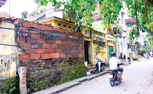 Tường xây bằng tiểu sành xưa xuất hiện bên cạnh các công trình hiện đại. 2 cây xà cừ cổ thụ trên con đường dẫn vào làng Thổ Hà. Tiểu sành, gạch nung và trát đất… một lối kiến trúc độc nhất vô nhị. Nguyên căn nhà cấp 4 xây bằng tiểu sành, gạch nung ở Thổ Hà. Cổng làng Thổ Hà với nhà cổng có mái lợp ngói, một nét đặc trưng xưa của vùng đồng bằng Bắc bộ. Một chiếc cổng ngõ cổ kính xây bằng đá ong và trên có đặt 2-3 chiếc tiểu sành sót lại ở Thổ Hà.