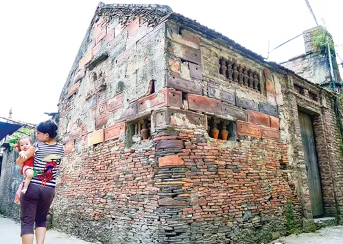 Tường xây bằng tiểu sành xưa xuất hiện bên cạnh các công trình hiện đại. 2 cây xà cừ cổ thụ trên con đường dẫn vào làng Thổ Hà. Tiểu sành, gạch nung và trát đất… một lối kiến trúc độc nhất vô nhị. Nguyên căn nhà cấp 4 xây bằng tiểu sành, gạch nung ở Thổ Hà. Cổng làng Thổ Hà với nhà cổng có mái lợp ngói, một nét đặc trưng xưa của vùng đồng bằng Bắc bộ. Một chiếc cổng ngõ cổ kính xây bằng đá ong và trên có đặt 2-3 chiếc tiểu sành sót lại ở Thổ Hà.