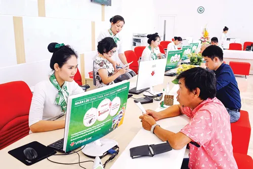 Tư vấn cho khách hàng vay tín chấp tại VPBank. Ảnh: LONG THANH