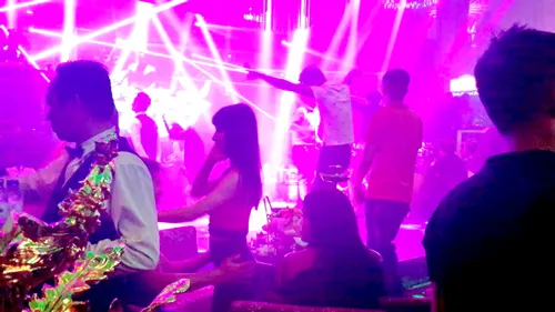 1g17 ngày 19-10, quán bar OXC vẫn đông kín khách. 1g17 ngày 19-10, quán bar OXC vẫn đông kín khách.