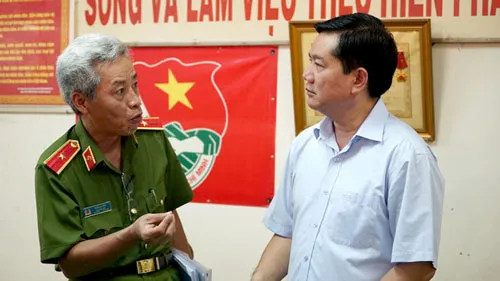 Bí thư thành ủy TP.HCM Đinh La Thăng trao đổi với Phó Giám đốc Công an TP.HCM - thiếu tướng Phan Anh Minh về tình hình hoạt động của đội hình sự đặc nhiệm. Bí thư thành ủy TP.HCM Đinh La Thăng trao đổi với Phó Giám đốc Công an TP.HCM - thiếu tướng Phan Anh Minh về tình hình hoạt động của đội hình sự đặc nhiệm.