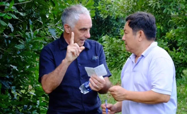 Ông Jolyon Burnett cùng chuyên gia Việt Nam khảo sát vườn macca ỏ Tây nguyên