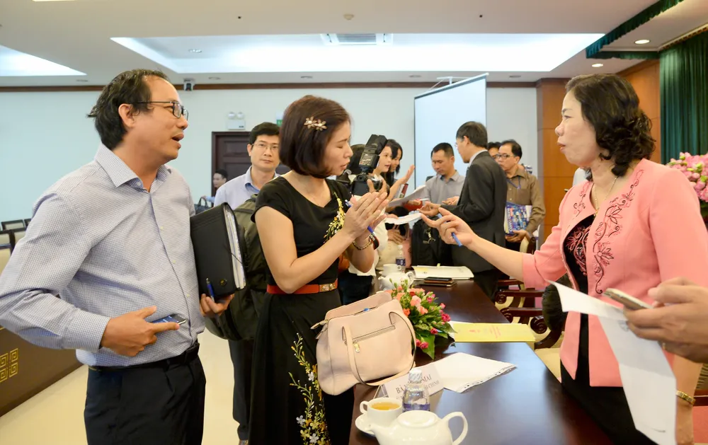 Nhiều DN phản ánh trực tiếp với Thứ trưởng Bộ Tài chính Vũ Thị Mai bên lề buổi đối thoại. Ảnh: HẢI QUỲNH Nhiều DN phản ánh trực tiếp với Thứ trưởng Bộ Tài chính Vũ Thị Mai bên lề buổi đối thoại. Ảnh: HẢI QUỲNH