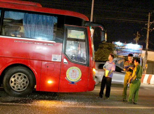 Lực lượng chức năng khám nghiệm hiện trường vụ việc.