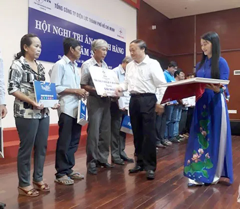 Ông Nguyễn Văn Lý, Phó Tổng giám đốc EVN HCMC trao thưởng cho khách hàng may mắn.