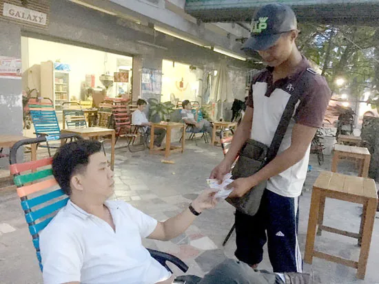 Nhiều người bán vé số dạo bán vé số điện toán.