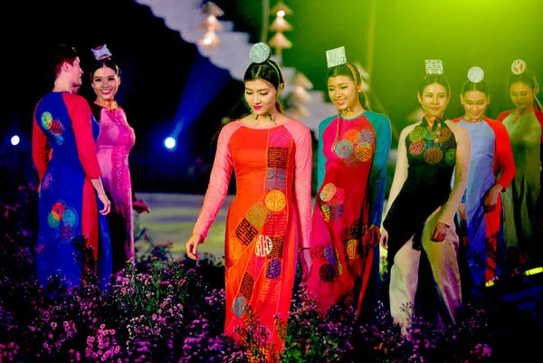 Một tiết mục biểu diễn tại Festival Áo dài Hà Nội 2016. Một tiết mục biểu diễn tại Festival Áo dài Hà Nội 2016.