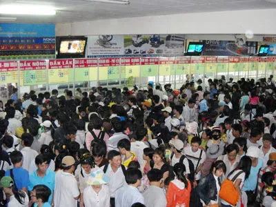 Đông nghẹt hành khách chờ mua vé xe tại Bến xe Miền Đông. Đông nghẹt hành khách chờ mua vé xe tại Bến xe Miền Đông.