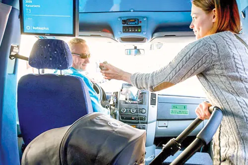Dịch vụ minibus Kutsuplus tại Helsinki cho phép hành khách chỉ định điểm đón và điểm đến bằng ĐTDĐ.