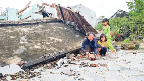 Hàng ngàn ngôi nhà ở tỉnh Bình Định bị "ngâm" trong 4 đợt lũ liên tiếp từ đầu tháng 11 đến giữa tháng 12-2016. Người dân ở “thủ phủ mai” Nhơn An (thị xã An Nhơn, tỉnh Bình Định) cố cứu mai thoát khỏi lũ. Tuy nhiên, phần lớn diện tích trồng mai ở địa phương này đã bị lũ gây thiệt hại. Ảnh: TRỌNG LỢI Ngâm lâu trong nước lũ, một số ngôi nhà ở huyện Tuy Phước (tỉnh Bình Định) đã đổ sập. Nhiều đường giao thông ở Bình Định bị chìm trong lũ, người dân phải “tăng bo” bằng cách đưa xe máy, vật dụng và người lên xe tải Chiến Thắng để qua các đoạn bị ngập. Lũ về lớn làm nước biển vùng nuôi tôm hùm Sông Cầu (tỉnh Phú Yên) bị ngọt hóa làm tôm chết hàng loạt, gây thiệt hại hàng chục tỷ đồng cho người nuôi. Để về nhà, nhiều người đã đánh liều đi qua những bờ tràn nước lũ chảy xiết. Hàng ngàn ngôi nhà ở tỉnh Bình Định bị “ngâm” trong bốn đợt lũ liên tiếp trong vòng một tháng rưỡi, từ đầu tháng 11 đến giữa tháng 12-2016. Lực lượng dân quân và người dân cứu một thanh niên bị trôi xe ở huyện Tuy Phước (tỉnh Bình Định). Hàng ngàn ngôi nhà ở tỉnh Bình Định bị "ngâm" trong 4 đợt lũ liên tiếp từ đầu tháng 11 đến giữa tháng 12-2016. Người dân ở “thủ phủ mai” Nhơn An (thị xã An Nhơn, tỉnh Bình Định) cố cứu mai thoát khỏi lũ. Tuy nhiên, phần lớn diện tích trồng mai ở địa phương này đã bị lũ gây thiệt hại. Ảnh: TRỌNG LỢI Ngâm lâu trong nước lũ, một số ngôi nhà ở huyện Tuy Phước (tỉnh Bình Định) đã đổ sập. Nhiều đường giao thông ở Bình Định bị chìm trong lũ, người dân phải “tăng bo” bằng cách đưa xe máy, vật dụng và người lên xe tải Chiến Thắng để qua các đoạn bị ngập. Lũ về lớn làm nước biển vùng nuôi tôm hùm Sông Cầu (tỉnh Phú Yên) bị ngọt hóa làm tôm chết hàng loạt, gây thiệt hại hàng chục tỷ đồng cho người nuôi. Để về nhà, nhiều người đã đánh liều đi qua những bờ tràn nước lũ chảy xiết. Hàng ngàn ngôi nhà ở tỉnh Bình Định bị “ngâm” trong bốn đợt lũ liên tiếp trong vòng một tháng rưỡi, từ đầu tháng 11 đến giữa tháng 12-2016. Lực lượng dân quân và người dân cứu một thanh niên bị trôi xe ở huyện Tuy Phước (tỉnh Bình Định).