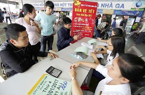 Hành khách mua vé xe Tết Nguyên đán 2017 tại Bến xe Miền Đông. Hành khách mua vé xe Tết Nguyên đán 2017 tại Bến xe Miền Đông.