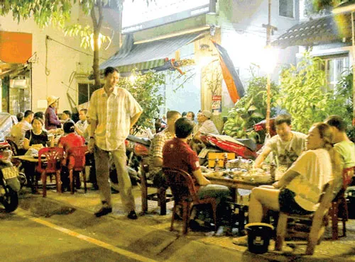 Quán nhậu hai bên bờ kè Hoàng Sa, Trường Sa đông nghịt khách.