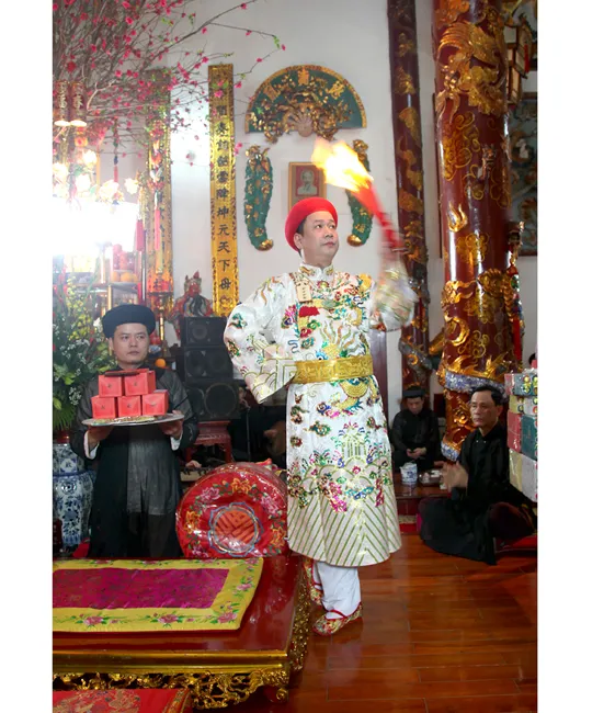 Với nhiều dụng cụ hỗ trợ theo từng giá đồng, nhiều người cho rằng hầu đồng của tín ngưỡng thờ Mẫu Tam phủ đang bị biến tướng