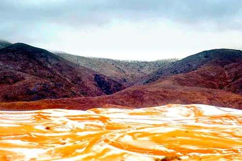 Tuyết rơi "bọc" lớp áo màu trắng lên sa mạc