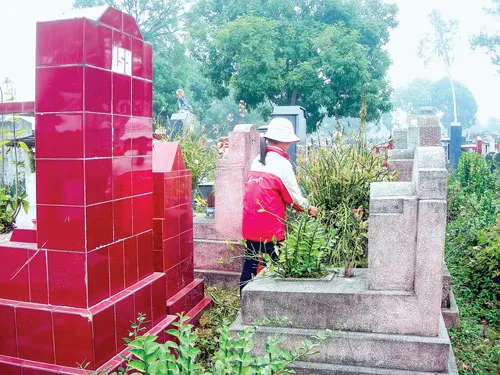 Một cô bé cắt tỉa, nhổ cỏ ở các phần mộ được thuê. Có đến 4-5 phụ nữ cùng giành nhận việc lau chùi một ngôi mộ. Nhiều nông dân bỏ ruộng đi chẻ đá ong xây mộ. Những người thợ xây chính ở Công viên nghĩa trang Vĩnh Hằng có mức công cao nhất 300.000-400.000 đồng/ngày. Công việc ốp đá trong điều kiện bụi bẩn, nhưng thu nhập ở mức trung bình 200.000 đồng/ngày. Một đôi vợ chồng làm các việc vặt như vác gạch, bê nước, nhào vữa… rất vất vả. Một cô bé cắt tỉa, nhổ cỏ ở các phần mộ được thuê. Có đến 4-5 phụ nữ cùng giành nhận việc lau chùi một ngôi mộ. Nhiều nông dân bỏ ruộng đi chẻ đá ong xây mộ. Những người thợ xây chính ở Công viên nghĩa trang Vĩnh Hằng có mức công cao nhất 300.000-400.000 đồng/ngày. Công việc ốp đá trong điều kiện bụi bẩn, nhưng thu nhập ở mức trung bình 200.000 đồng/ngày. Một đôi vợ chồng làm các việc vặt như vác gạch, bê nước, nhào vữa… rất vất vả.