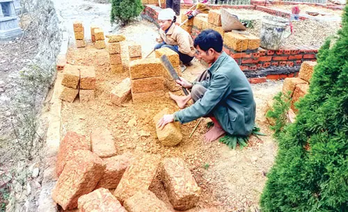 Một cô bé cắt tỉa, nhổ cỏ ở các phần mộ được thuê. Có đến 4-5 phụ nữ cùng giành nhận việc lau chùi một ngôi mộ. Nhiều nông dân bỏ ruộng đi chẻ đá ong xây mộ. Những người thợ xây chính ở Công viên nghĩa trang Vĩnh Hằng có mức công cao nhất 300.000-400.000 đồng/ngày. Công việc ốp đá trong điều kiện bụi bẩn, nhưng thu nhập ở mức trung bình 200.000 đồng/ngày. Một đôi vợ chồng làm các việc vặt như vác gạch, bê nước, nhào vữa… rất vất vả. Một cô bé cắt tỉa, nhổ cỏ ở các phần mộ được thuê. Có đến 4-5 phụ nữ cùng giành nhận việc lau chùi một ngôi mộ. Nhiều nông dân bỏ ruộng đi chẻ đá ong xây mộ. Những người thợ xây chính ở Công viên nghĩa trang Vĩnh Hằng có mức công cao nhất 300.000-400.000 đồng/ngày. Công việc ốp đá trong điều kiện bụi bẩn, nhưng thu nhập ở mức trung bình 200.000 đồng/ngày. Một đôi vợ chồng làm các việc vặt như vác gạch, bê nước, nhào vữa… rất vất vả.