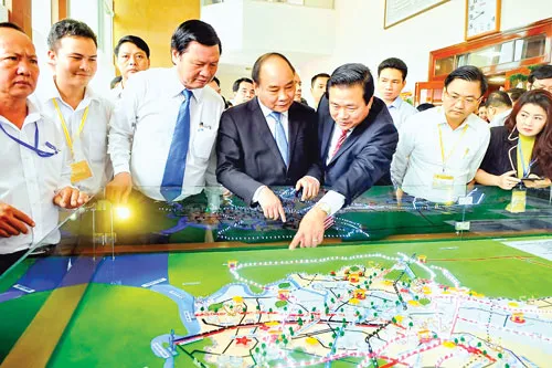 Thủ tướng Chính phủ Nguyễn Xuân Phúc nghe giới thiệu một dự án BĐS tại Long An.