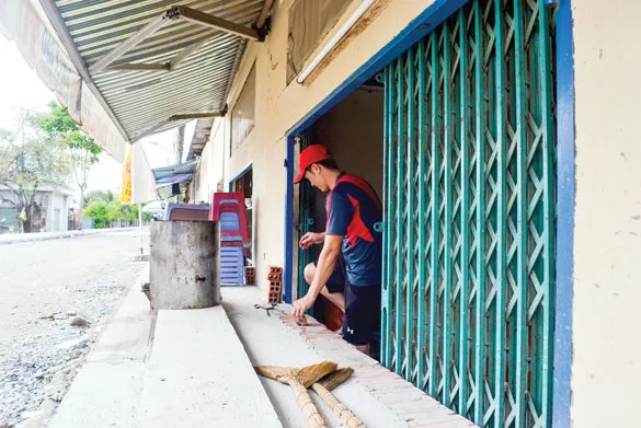 Nâng nền đường khiến nhà dân bị thấp xuống gần 1m. Ảnh: M. TUẤN Nâng nền đường khiến nhà dân bị thấp xuống gần 1m. Ảnh: M. TUẤN