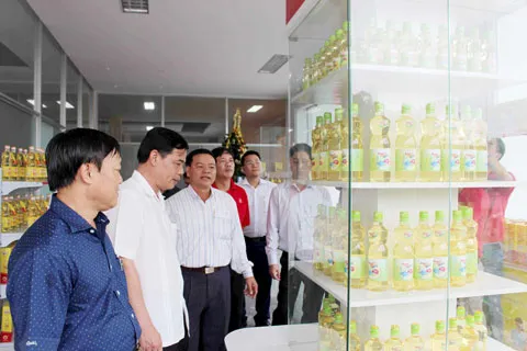 Bộ trưởng Nguyễn Xuân Cường (thứ 2, bên trái) tham quan showroom trưng bày dầu ăn cao cấp Ranee