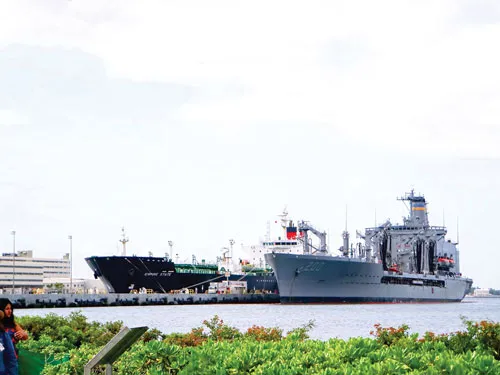 Các tàu quân sự neo đậu ở Trân Châu Cảng. Khôi phục một chiến đấu cơ Hoa Kỳ trong Thế chiến II. Các loại thủy lôi hải quân Hoa Kỳ trong Thế chiến II. Du khách và thân nhân binh sĩ tử nạn viếng thăm Khu Tưởng niệm. Du khách tham quan Khu trưng bày vũ khí phòng không. Du khách tham quan hiện vật trưng bày tàu lặn U.S.S. Bowfin. Khí tài kỹ thuật bên trong một chiếc tàu ngầm. Binh sĩ Hoa Kỳ đồn trú ở Trân Châu Cảng. Phục hồi chiếc tàu chiến bị Nhật Bản đánh chìm. Vũ khí bí mật của Nhật Bản trong cuộc chiến tại Trân Châu Cảng. Các tàu quân sự neo đậu ở Trân Châu Cảng. Khôi phục một chiến đấu cơ Hoa Kỳ trong Thế chiến II. Các loại thủy lôi hải quân Hoa Kỳ trong Thế chiến II. Du khách và thân nhân binh sĩ tử nạn viếng thăm Khu Tưởng niệm. Du khách tham quan Khu trưng bày vũ khí phòng không. Du khách tham quan hiện vật trưng bày tàu lặn U.S.S. Bowfin. Khí tài kỹ thuật bên trong một chiếc tàu ngầm. Binh sĩ Hoa Kỳ đồn trú ở Trân Châu Cảng. Phục hồi chiếc tàu chiến bị Nhật Bản đánh chìm. Vũ khí bí mật của Nhật Bản trong cuộc chiến tại Trân Châu Cảng.