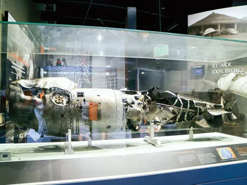 Các tàu quân sự neo đậu ở Trân Châu Cảng. Khôi phục một chiến đấu cơ Hoa Kỳ trong Thế chiến II. Các loại thủy lôi hải quân Hoa Kỳ trong Thế chiến II. Du khách và thân nhân binh sĩ tử nạn viếng thăm Khu Tưởng niệm. Du khách tham quan Khu trưng bày vũ khí phòng không. Du khách tham quan hiện vật trưng bày tàu lặn U.S.S. Bowfin. Khí tài kỹ thuật bên trong một chiếc tàu ngầm. Binh sĩ Hoa Kỳ đồn trú ở Trân Châu Cảng. Phục hồi chiếc tàu chiến bị Nhật Bản đánh chìm. Vũ khí bí mật của Nhật Bản trong cuộc chiến tại Trân Châu Cảng. Các tàu quân sự neo đậu ở Trân Châu Cảng. Khôi phục một chiến đấu cơ Hoa Kỳ trong Thế chiến II. Các loại thủy lôi hải quân Hoa Kỳ trong Thế chiến II. Du khách và thân nhân binh sĩ tử nạn viếng thăm Khu Tưởng niệm. Du khách tham quan Khu trưng bày vũ khí phòng không. Du khách tham quan hiện vật trưng bày tàu lặn U.S.S. Bowfin. Khí tài kỹ thuật bên trong một chiếc tàu ngầm. Binh sĩ Hoa Kỳ đồn trú ở Trân Châu Cảng. Phục hồi chiếc tàu chiến bị Nhật Bản đánh chìm. Vũ khí bí mật của Nhật Bản trong cuộc chiến tại Trân Châu Cảng.