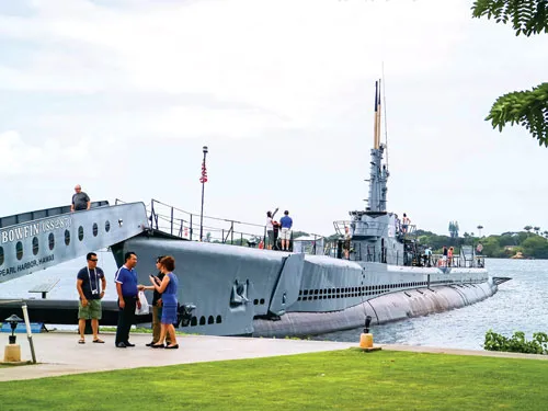 Các tàu quân sự neo đậu ở Trân Châu Cảng. Khôi phục một chiến đấu cơ Hoa Kỳ trong Thế chiến II. Các loại thủy lôi hải quân Hoa Kỳ trong Thế chiến II. Du khách và thân nhân binh sĩ tử nạn viếng thăm Khu Tưởng niệm. Du khách tham quan Khu trưng bày vũ khí phòng không. Du khách tham quan hiện vật trưng bày tàu lặn U.S.S. Bowfin. Khí tài kỹ thuật bên trong một chiếc tàu ngầm. Binh sĩ Hoa Kỳ đồn trú ở Trân Châu Cảng. Phục hồi chiếc tàu chiến bị Nhật Bản đánh chìm. Vũ khí bí mật của Nhật Bản trong cuộc chiến tại Trân Châu Cảng. Các tàu quân sự neo đậu ở Trân Châu Cảng. Khôi phục một chiến đấu cơ Hoa Kỳ trong Thế chiến II. Các loại thủy lôi hải quân Hoa Kỳ trong Thế chiến II. Du khách và thân nhân binh sĩ tử nạn viếng thăm Khu Tưởng niệm. Du khách tham quan Khu trưng bày vũ khí phòng không. Du khách tham quan hiện vật trưng bày tàu lặn U.S.S. Bowfin. Khí tài kỹ thuật bên trong một chiếc tàu ngầm. Binh sĩ Hoa Kỳ đồn trú ở Trân Châu Cảng. Phục hồi chiếc tàu chiến bị Nhật Bản đánh chìm. Vũ khí bí mật của Nhật Bản trong cuộc chiến tại Trân Châu Cảng.