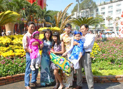 Tết đến, cả gia đình háo hức du xuân.