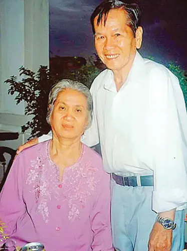 Cố soạn giả Quy Sắc, tác giả bài vọng cổ "Nấu bánh đêm xuân" và cụ bà.