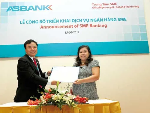 Đại diện ABBank ký thỏa thuận hợp tác sử dụng dịch vụ NH SME với bà Hoàng Thị Thu Hiền, Tổng giám đốc Công ty TNHH ĐT&XNK Thu Hiên. Ảnh: LÃ ANH