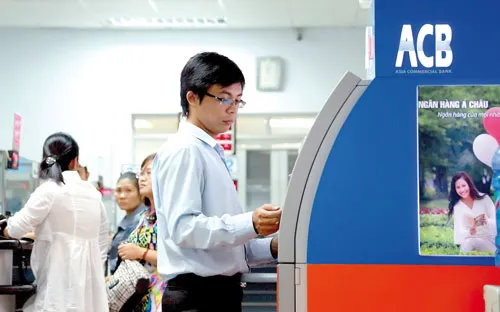 Khách hàng rút tiền tại ATM của ACB. Ảnh: LÃ ANH