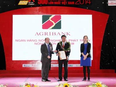 Ông Nguyễn Hải Long - Phó TGĐ Agribank nhận Giấy chứng nhận Top 10 VNR 500