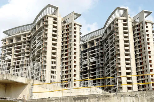 Tình trạng đóng băng thị trường bất động sản đã ảnh hưởng tiêu cực đến các doanh nghiệp trong và ngoài ngành.