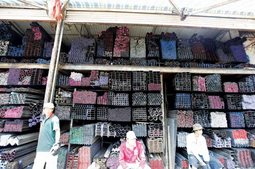 Nhiều cửa hàng VLXD ứ đọng mặt hàng thép dù giá thép các loại thời gian qua có phần giảm. Ảnh: LÃ ANH